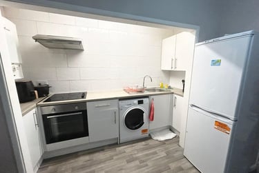 1 bed flat, North Road East, North Hill, Plymouth, PL46AS - Image 2